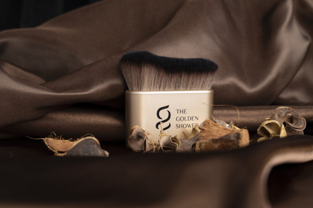 Using streak-free self tanning brush for even application