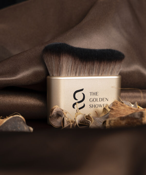 Using streak-free self tanning brush for even application